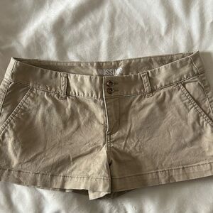 y2k low waisted tan shorts!